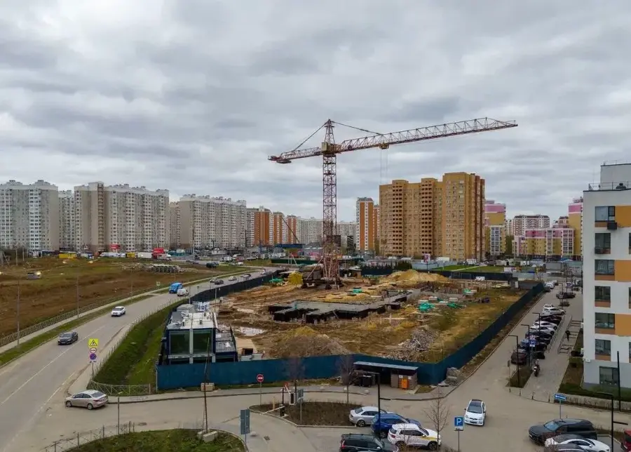 Парковку на 499 автомобилей достроят в Ленинском городском округе к концу года